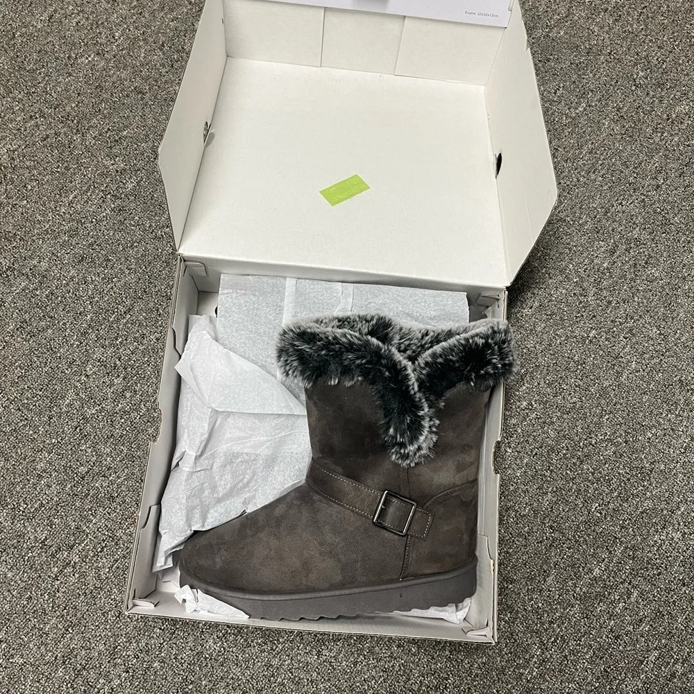 New In Box Boots Size 8.5 Wide